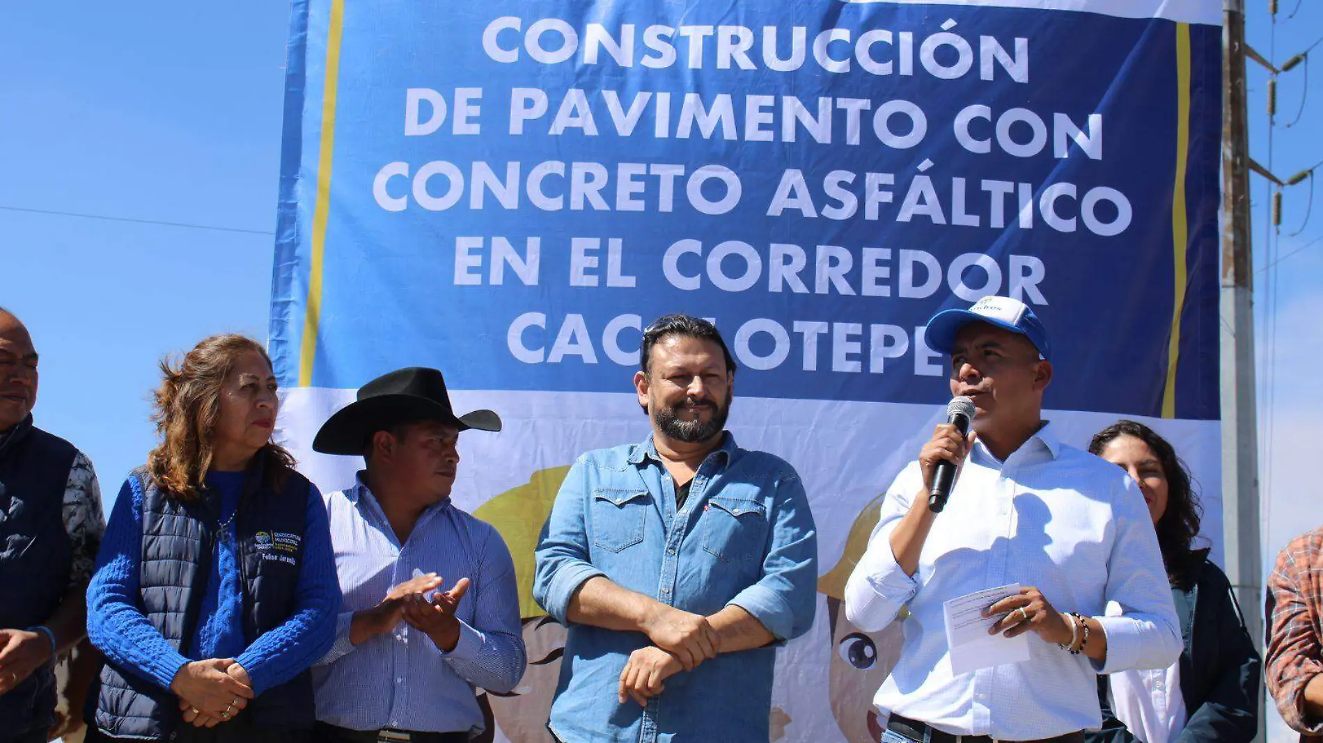 Edmundo Tlatehui Percino arrancó la construcción de pavimento con concreto asfáltico en el Corredor Cacalopetec